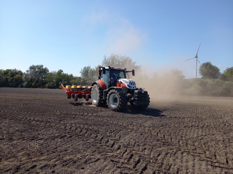 Farmer loses tens of thousands of euros in online tractor scam